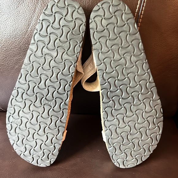 Naot Cream and Gold Sandals with Adjustable Straps. Size 43 - Picture 13 of 13